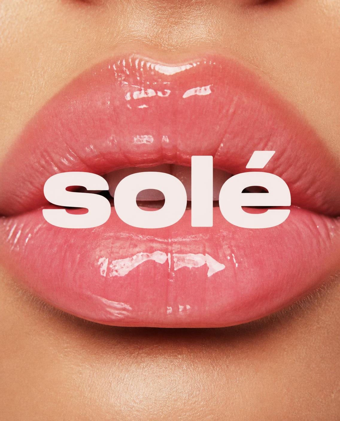 solé on glossy coral lips